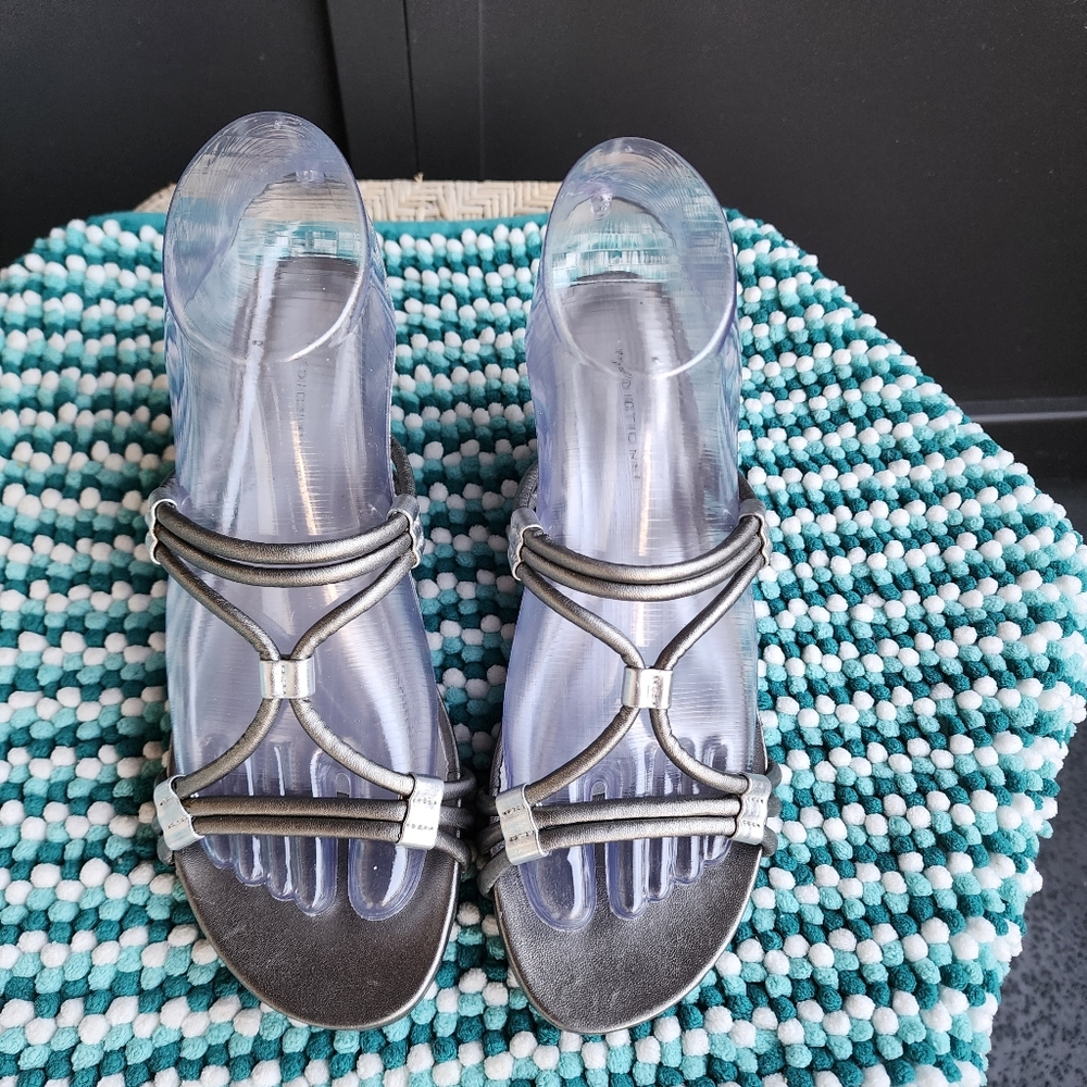 NWOT SILVER STRAPPY SUMMER SLIDES SANDALS BY PREDICTIONS ~ SIZE 6 1/2